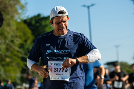 Corredor mantendo o pace para completar uma meia maratona abaixo de duas horas